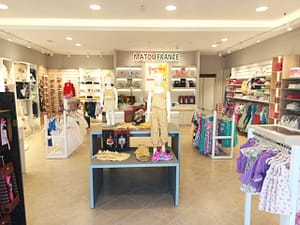Άποψη του εσωτερικού από το κατάστημα παιδικών ρούχων Matou France Mykonos